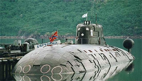Tàu ngầm lớp 945 có lượng choán nước đạt 9.600 tấn, tốc độ hải trình 35 hải lý/giờ và lặn sâu xuống 550m nước. Vũ khí của lớp tàu ngầm này là 2 ống phóng ngư lôi cỡ 650mm và 4 ống phóng cỡ 533mm.